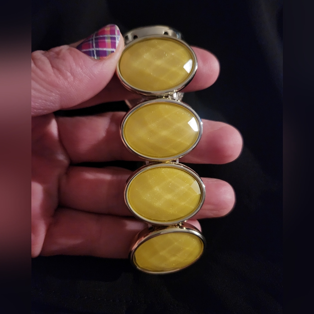 Very pretty fashion bracelet